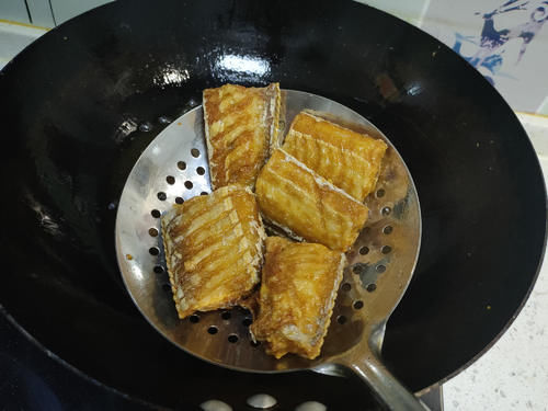  干炸带鱼想要外酥里嫩，有人加鸡蛋、有人挂面糊，其实都不正确