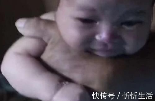 左手|宝宝第一次洗澡,全程面无表情,网友这老成的模样不像新生儿