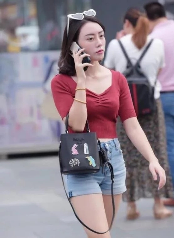 街拍:雪肤花貌的美女,红色上衣配牛仔短裤,气质魅力十足