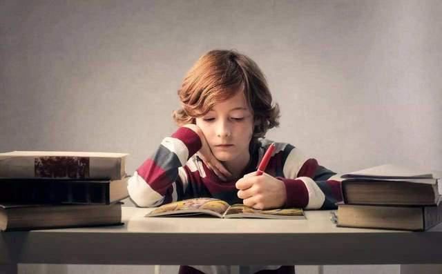 妈妈|7岁女儿语文考试得99.5分,回家闷闷不乐,妈妈看试卷后泪目