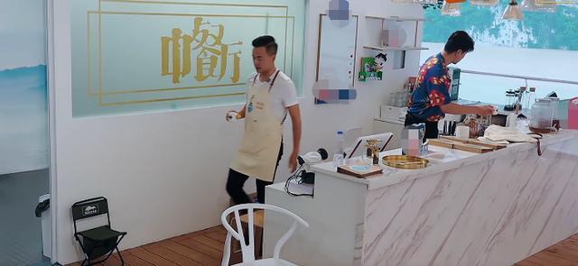 趙麗穎《中餐廳》暴露生活壞習(xí)慣，多次晚起床，房間邋遢衣物亂放