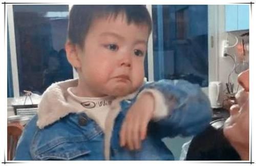 姐姐|“吃醋宝宝”走红,只因妈妈多抱了一会姐姐,网友太委屈