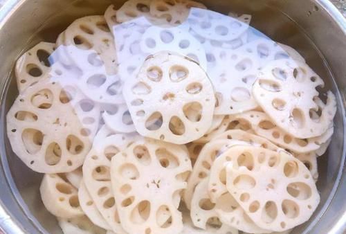 白醋|洗莲藕，别只会用清水，多加这两样，孔里的泥轻松去除，太实用了