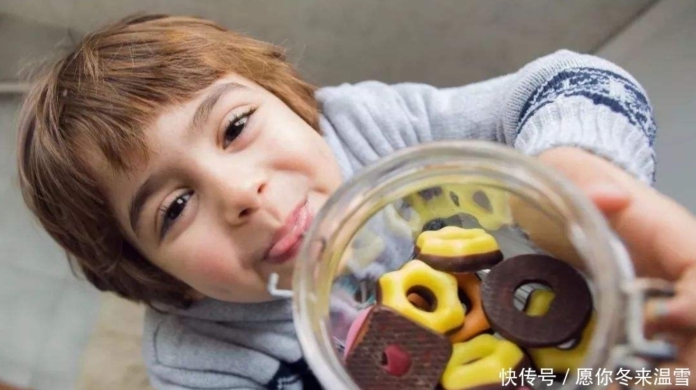 亲子关系|从小“不吃零食”的孩子,长大后会怎样?医生:逃不过2个结局