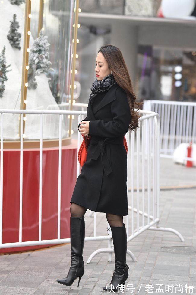 精致|街头美女黑色风衣搭配穿出优雅气质,时尚又迷人