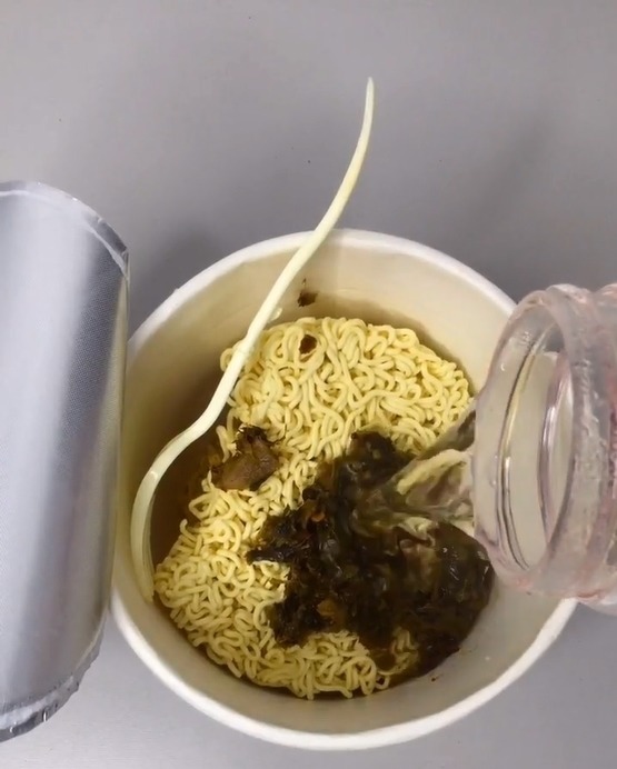 美术@美术生吃个泡面都不一样!滴上辣油后,这个效果真的是无敌了!