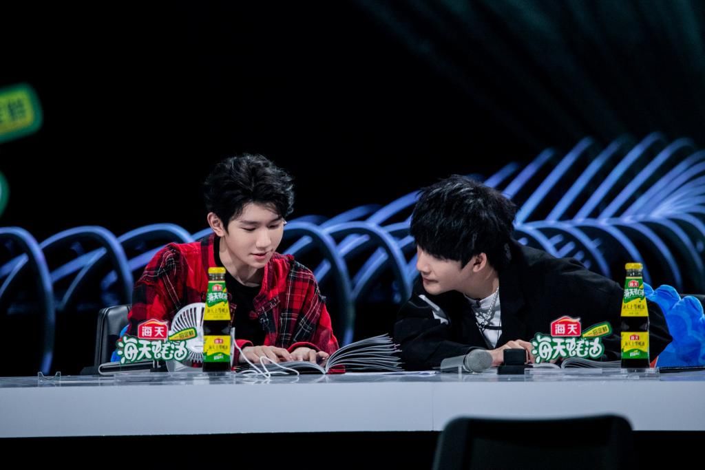 王源大张伟坐镇推荐 《谁是宝藏歌手》今晚开唱！