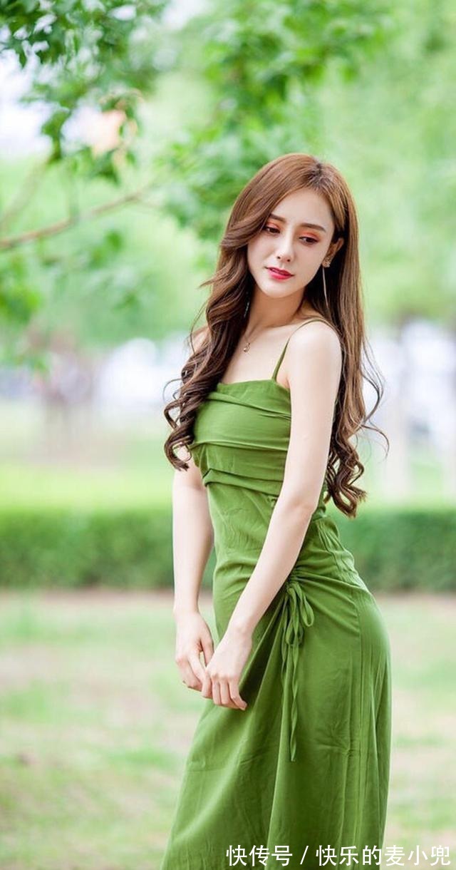 时髦|绿色吊带连衣裙,尽显时髦和优雅,很是减龄