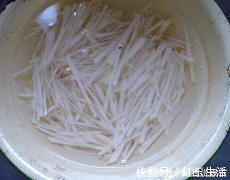 女性|泡土豆的水不要倒,原来有这么多好处,解决了很多女性的烦恼
