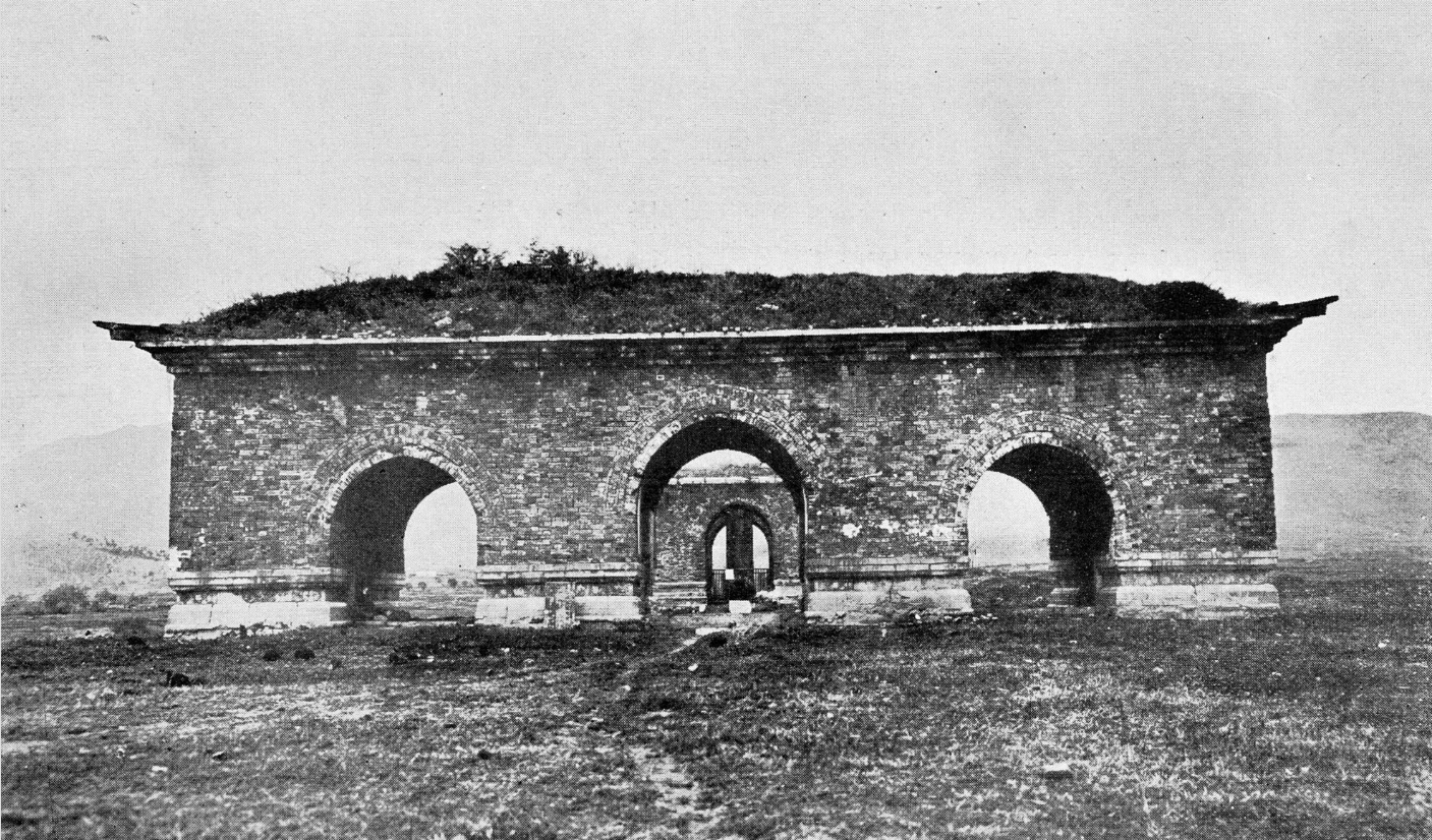 百年前明孝陵,不见五陵豪杰墓,无花无酒锄作田