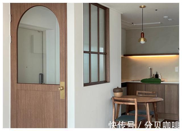 卫生间门|进门无玄关?试试她家的方法,还能多出一个餐厅,实用又耐看!