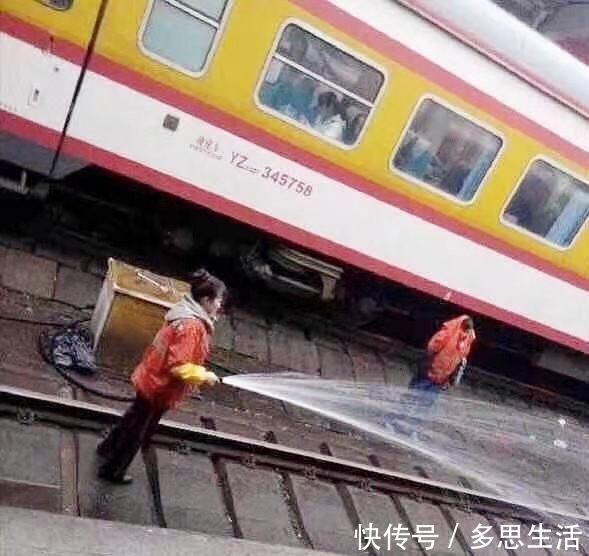 |搞笑图片:蚊子们要来集体偷塔,他提起布下“十面迷糊”蚊香阵