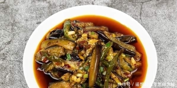 大厨|炒茄子切忌先放油,难怪油腻发黑,大厨教您一招,茄子香嫩不吸油