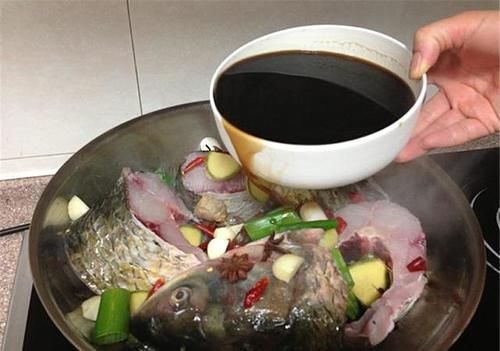 无论炖什么鱼,都不能放这2种调料,不然鱼腥味更重!