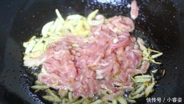 青椒|胡萝卜这样做,色香味全,营养丰富,简单炒一炒,5分钟就搞定