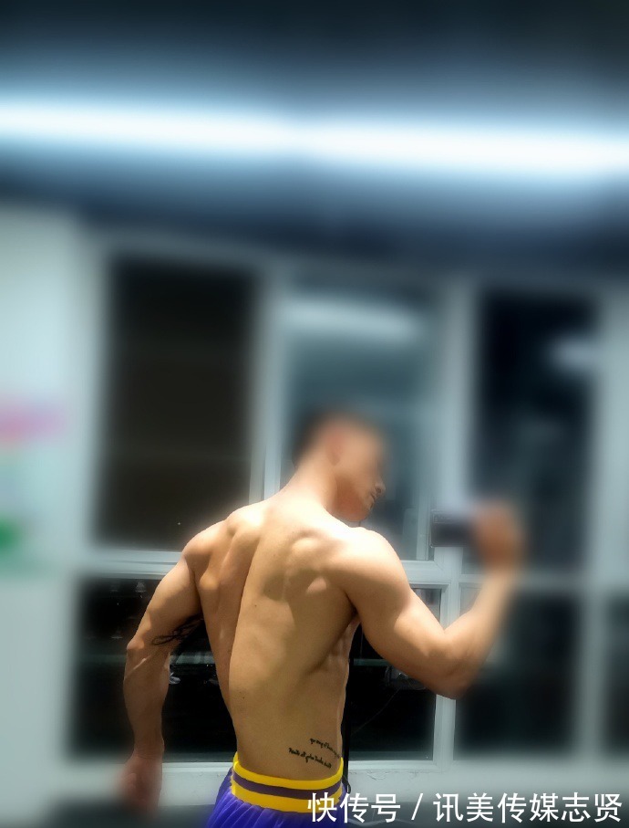 人鱼|肌肉小哥被迫营业,胸肌发达,人鱼线漂亮,太好看了!