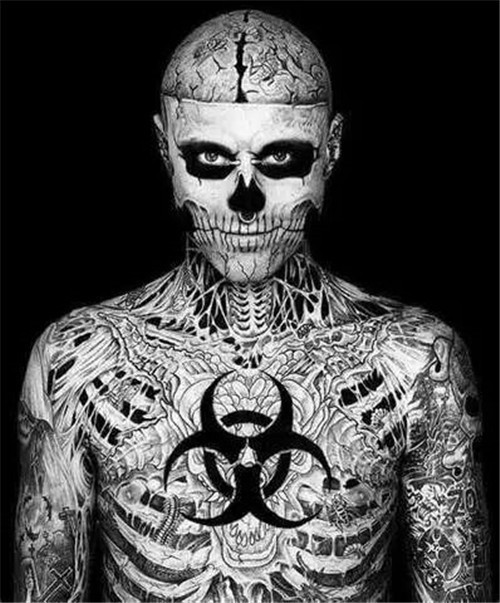瑞克|他花3年把“人骨”纹遍全身,走红后却黯然自杀,这就是艺术么