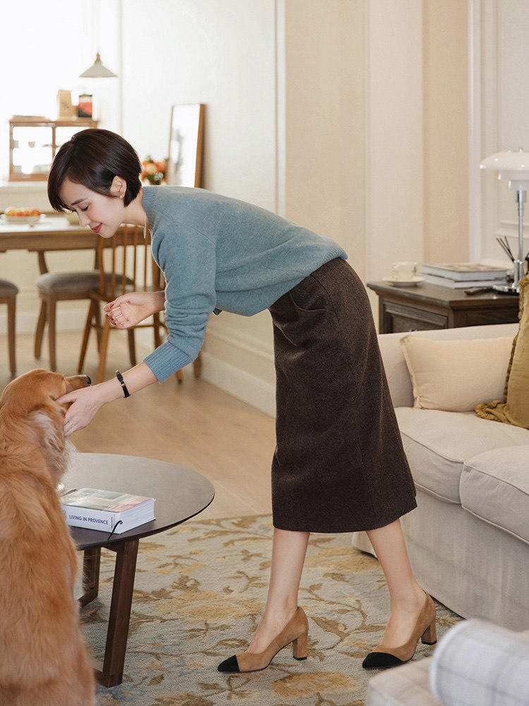 针织衫|秋冬知性内搭怎么穿?条纹衬衫+黑色直筒裤,保暖又百搭