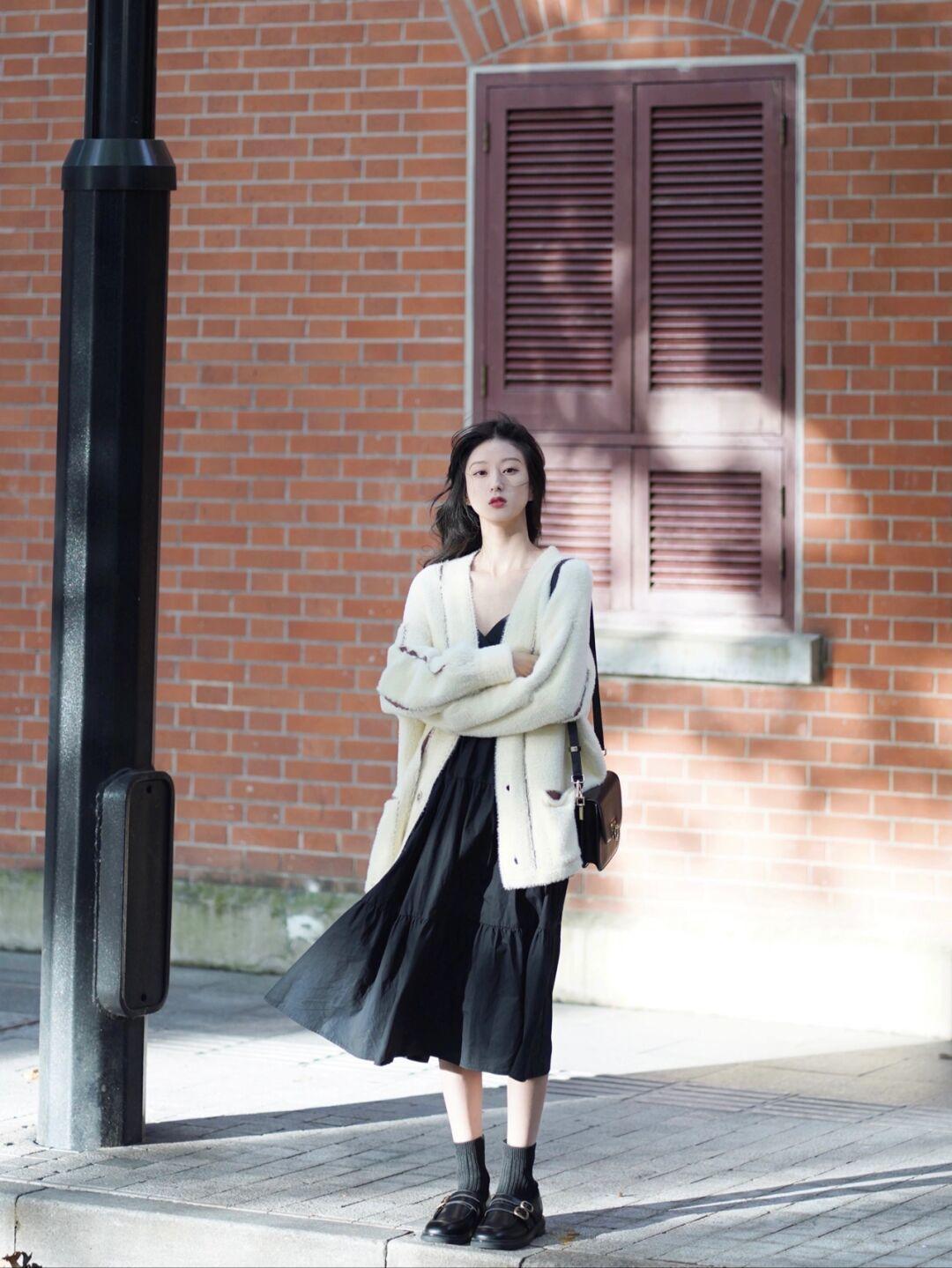 黑色 冬天怎么穿才经典洋气?选择“黑+白”基础色搭配,照着穿都很美