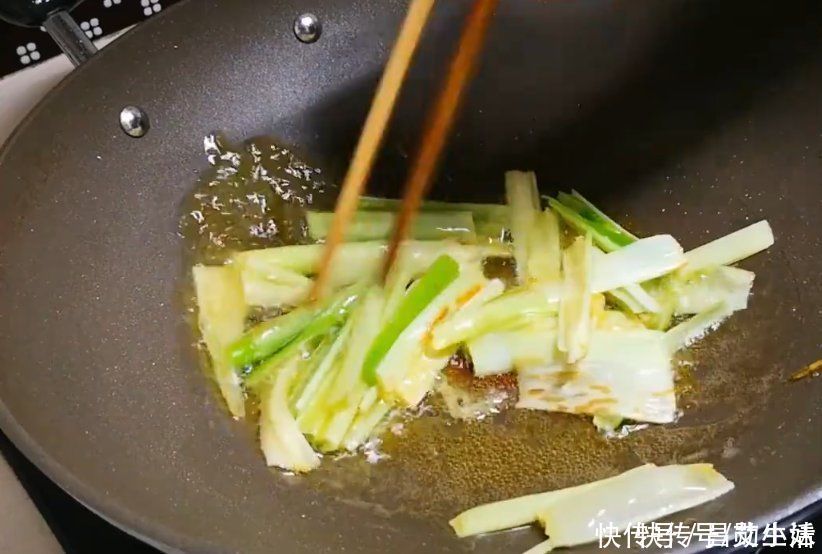做法|面条简单又好吃的做法,6分钟就搞定,比牛肉面还香,上桌都说香