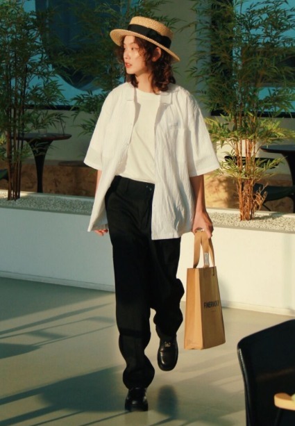 紧身衣|今年流行穿“大一号”,遮肉显瘦又显气质,微胖女生也能轻松驾驭