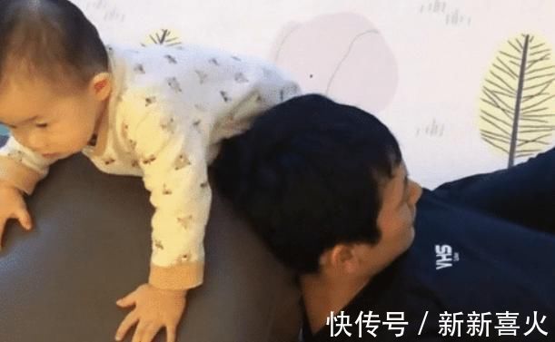 沙发|小短腿爬不上沙发,机智宝宝有妙招,网友:海拔不够,爸爸来凑?