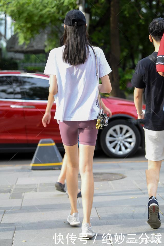 修身|纯白T恤简单百搭,紫色运动短裤修身时尚,减龄又洋气
