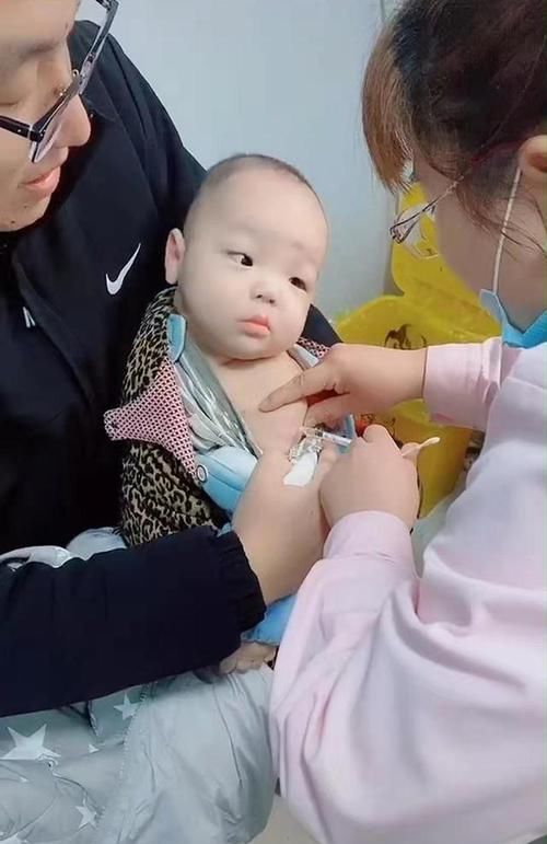 宝爸|宝爸带宝宝去打疫苗，全程不哭不闹，知道原因后，原来是个“小色胚”