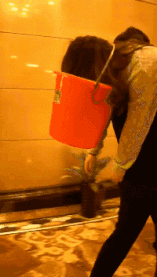 |搞笑GIF:这群臭小子坏得很