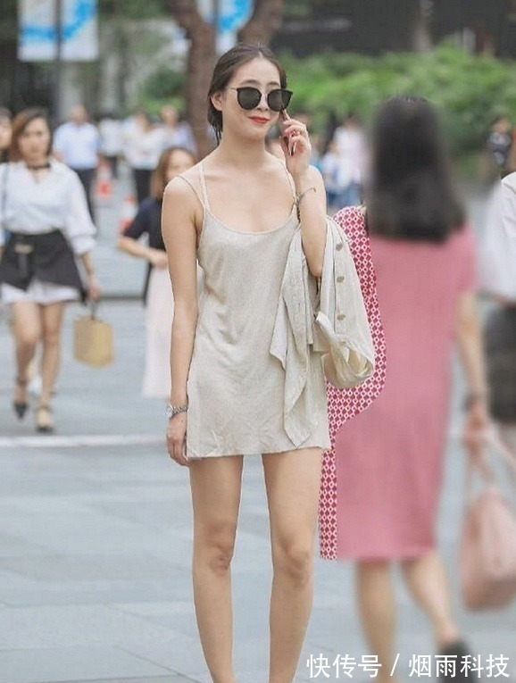 穿衣搭配 小姐姐穿浅色的吊带裙,装扮这么精悍,让民气生敬畏吧?