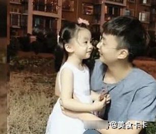 二胎政策|自从有了二胎妹妹后,相差15岁的哥哥就把她宠成了小公主,羡慕