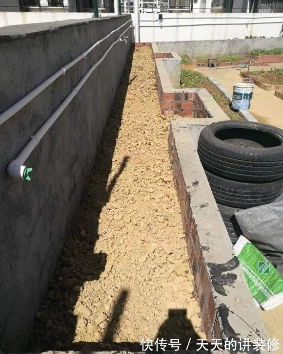 种菜|开发商送的大露台,沿墙砌20米长花池,种花种菜,不要还能拆掉!