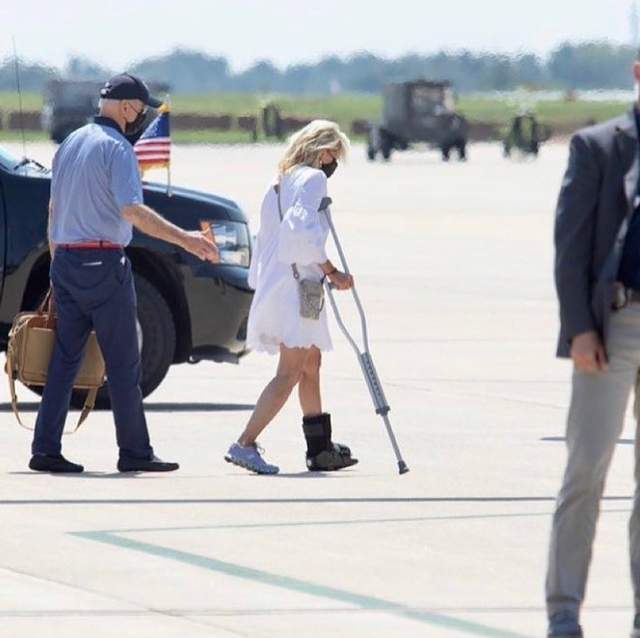 大女人|美国第一夫人终于出院,拄拐亮相走路不稳,70岁穿白裙运动鞋扮嫩