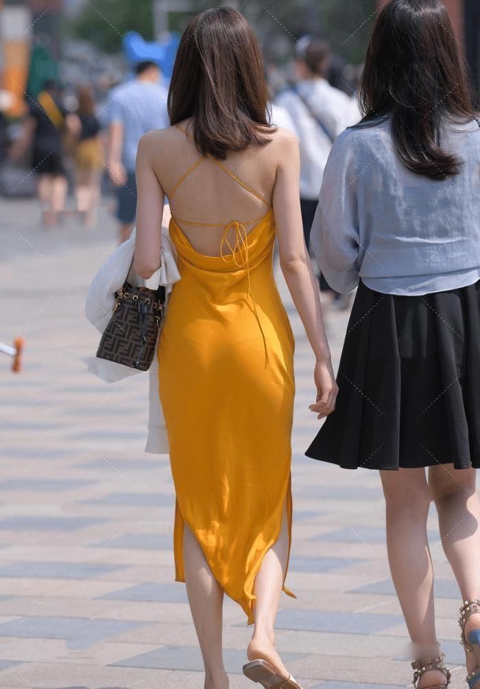 好身段 小姐姐去烧香了吗怎么穿条“袈裟”裙，价格不菲吧