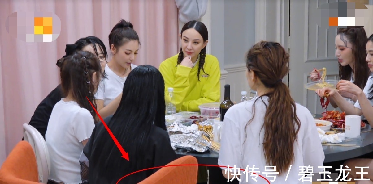 李斯丹妮绕了一圈坐到张雨绮旁边，孟佳看不下去，一句话真相了