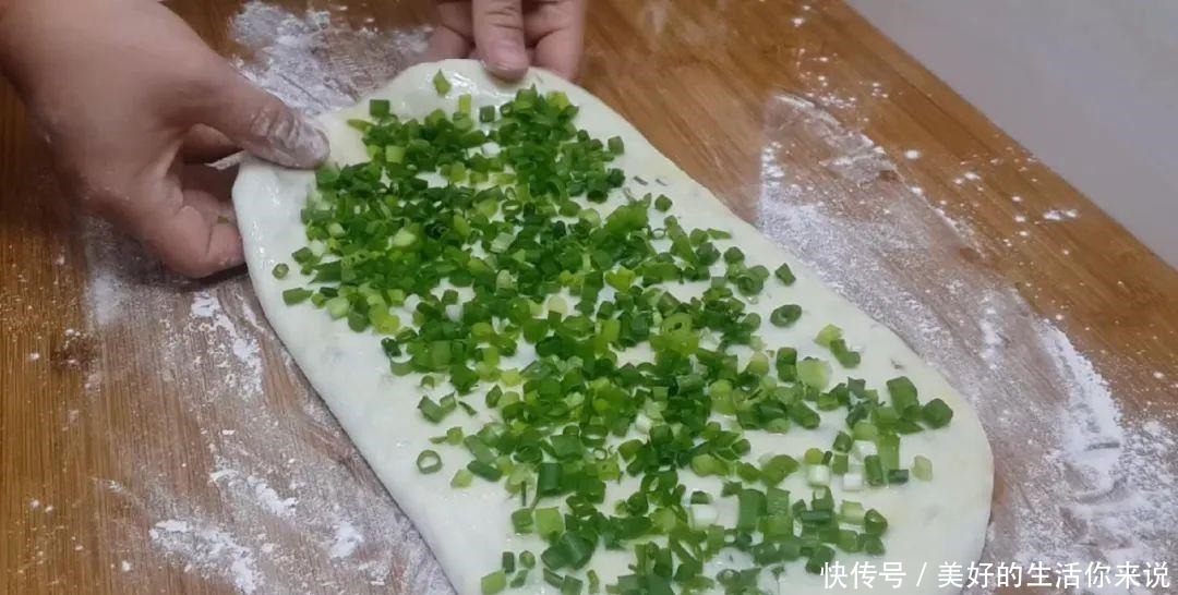烙饼|烙饼以后就这样做,加1把葱花,张张柔软又筋道,学会天天不起早
