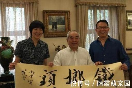 晒晒郎平教练在美国的家,出了门全是草坪,经常陪家人一起散步