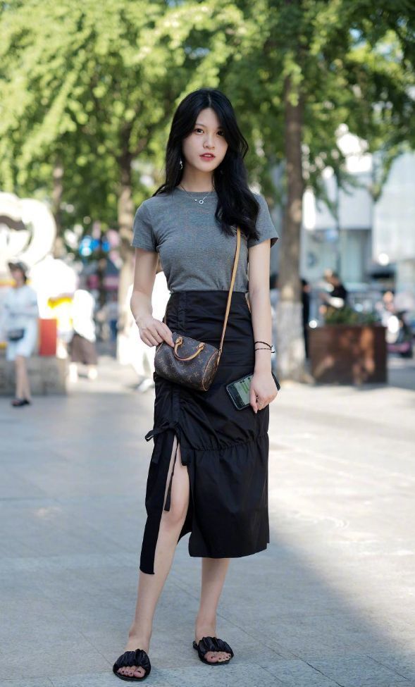 街拍:小姐姐紧身穿搭太好看,身姿曼妙气质美