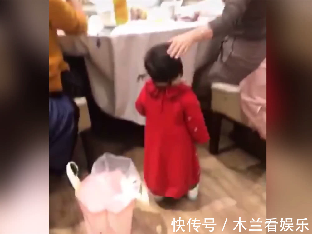 小辫辫|宝宝天生“自来熟”,在饭店推开一个包房就进去,妈妈不淡定了