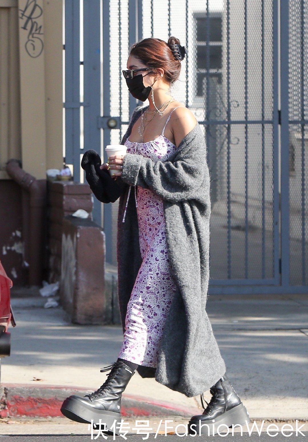  双腿|用机车靴点亮时尚，配上大衣外套，显得双腿更加纤细