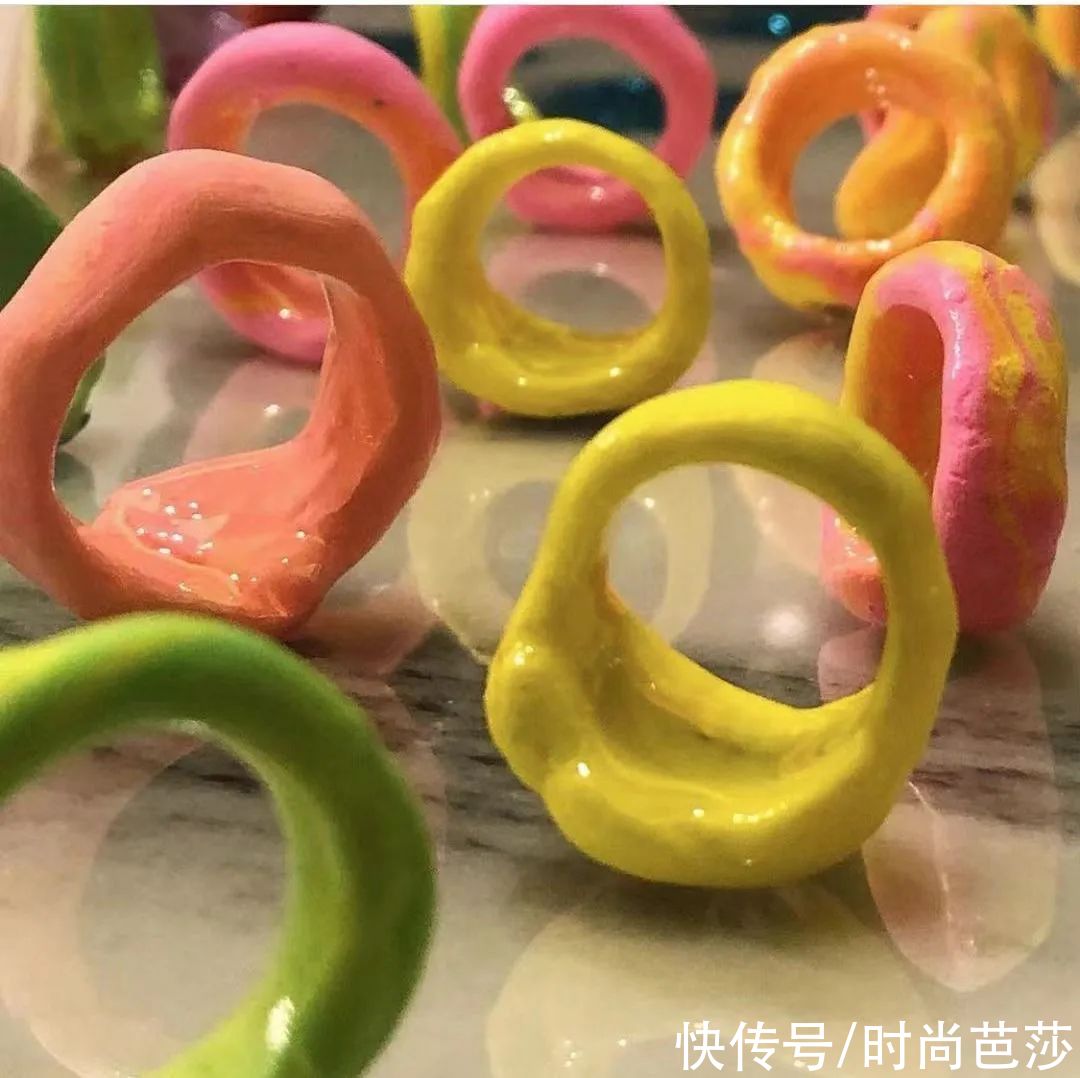 看到Jennie晒手上的戒指，终于找到原因了