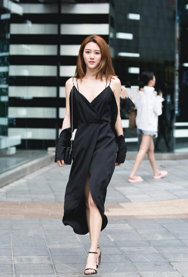 衬衫|小姐姐穿黑色一字肩衬衫，配上一双高跟鞋，高雅迷人