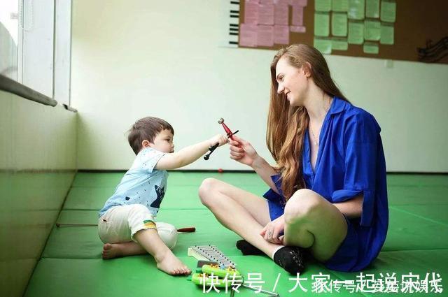 gt|儿子在超市剥了颗荔枝吃,员工大骂没教养!妈妈的回答让人敬佩