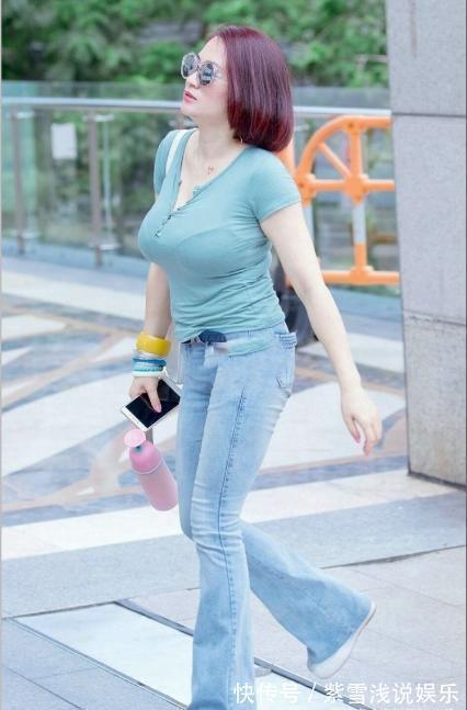 小姐姐 美女脚上穿着一双透明的高跟凉鞋,显得十分时尚,带着淡淡的性感