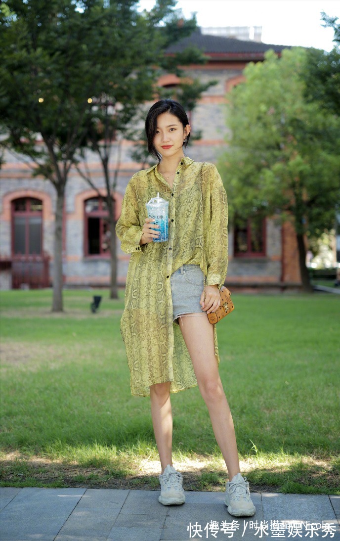 街拍 今夏突然火起来的“白色平底鞋”,舒适、百搭又显高,适合小个子