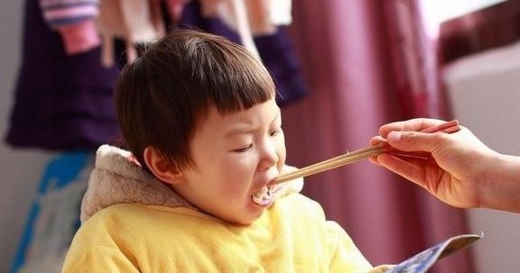宝妈|医生再次强调:别再这样喂孩子,容易积食不说,还影响大脑发育!