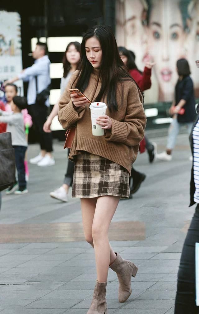 美女一条黑色的打底裤，凸显了修长笔直的美腿