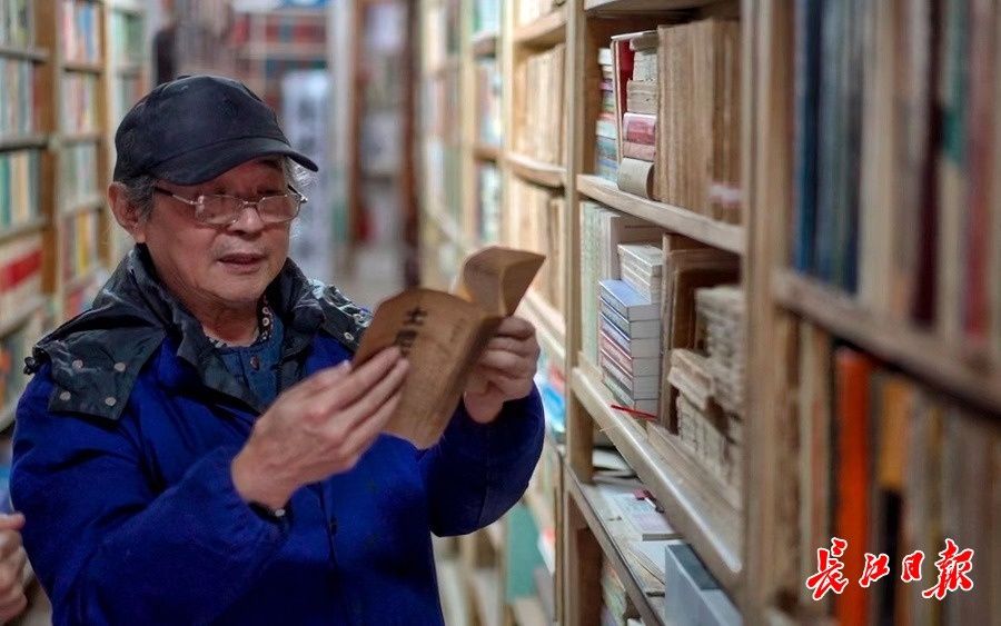 旧书&武汉这家旧书店开了33年，爱书的老板把书店当书房，最古老的藏书可追溯至明朝