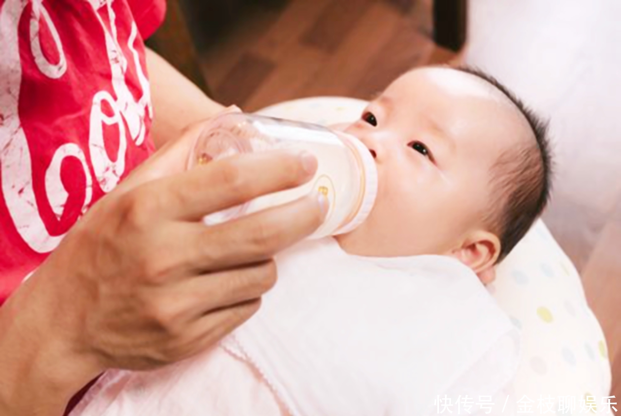 邻居抱娃上门“借奶”,宝妈不好拒绝,婆婆的一席话让宝妈佩服