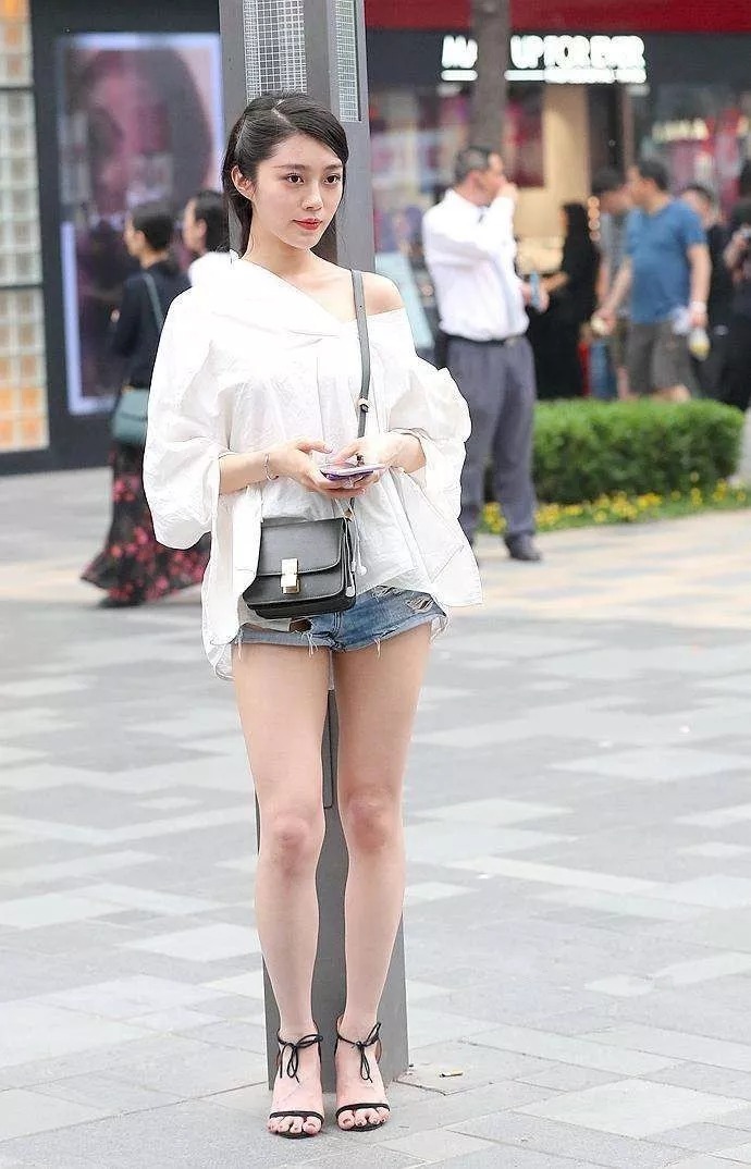 气息|街拍:高跟鞋时尚搭配,展现出女性身上成熟的气息